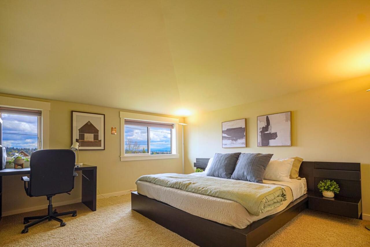 Stylish North Seattle Townhouse- Dual Master Suites Exterior photo