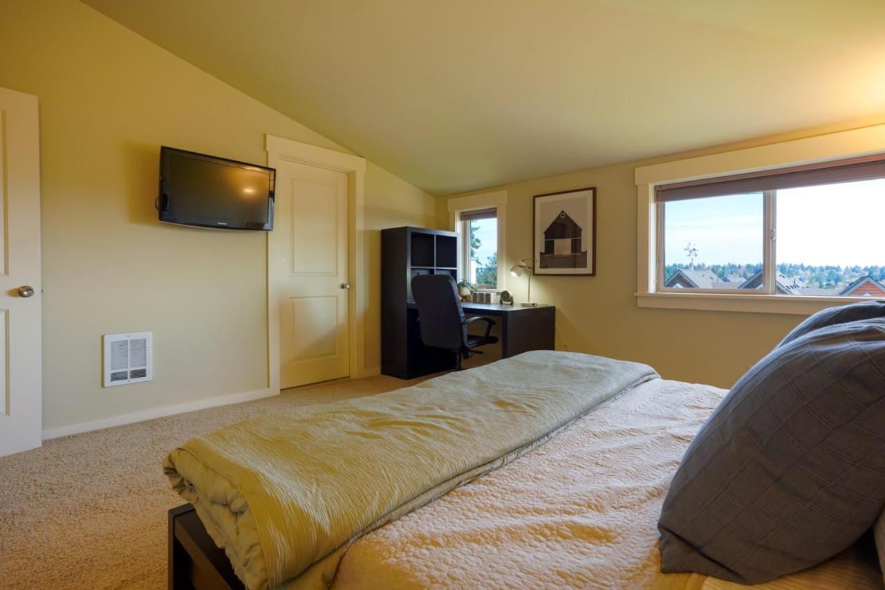Stylish North Seattle Townhouse- Dual Master Suites Exterior photo