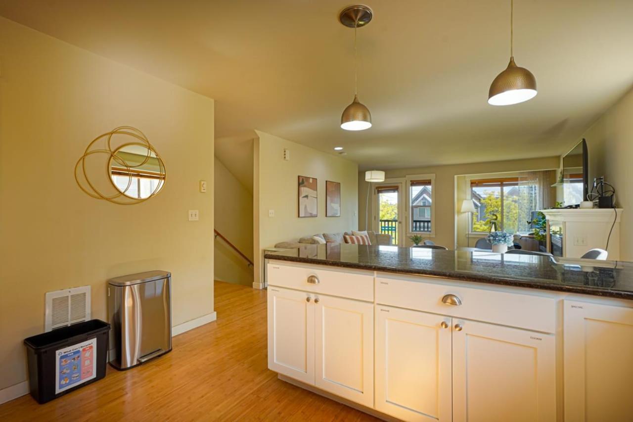 Stylish North Seattle Townhouse- Dual Master Suites Exterior photo