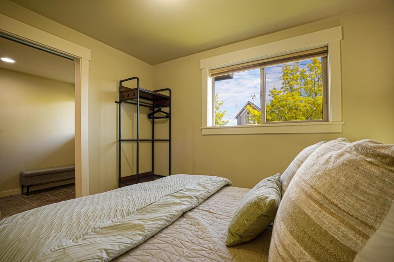 Stylish North Seattle Townhouse- Dual Master Suites Exterior photo