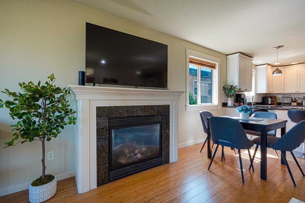 Stylish North Seattle Townhouse- Dual Master Suites Exterior photo