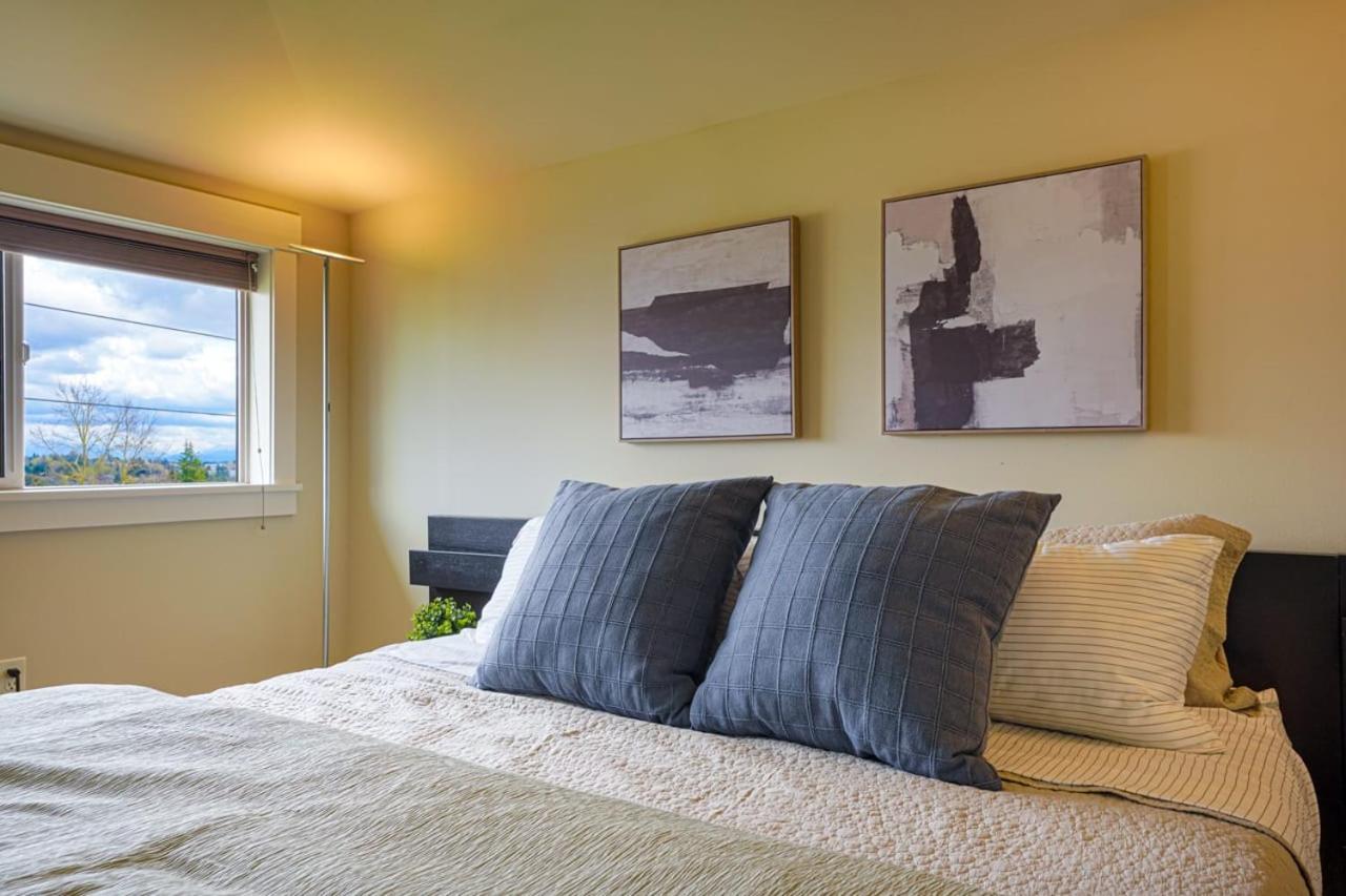 Stylish North Seattle Townhouse- Dual Master Suites Exterior photo