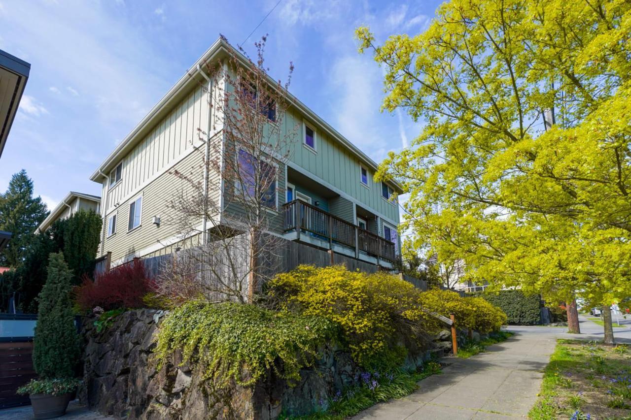 Stylish North Seattle Townhouse- Dual Master Suites Exterior photo