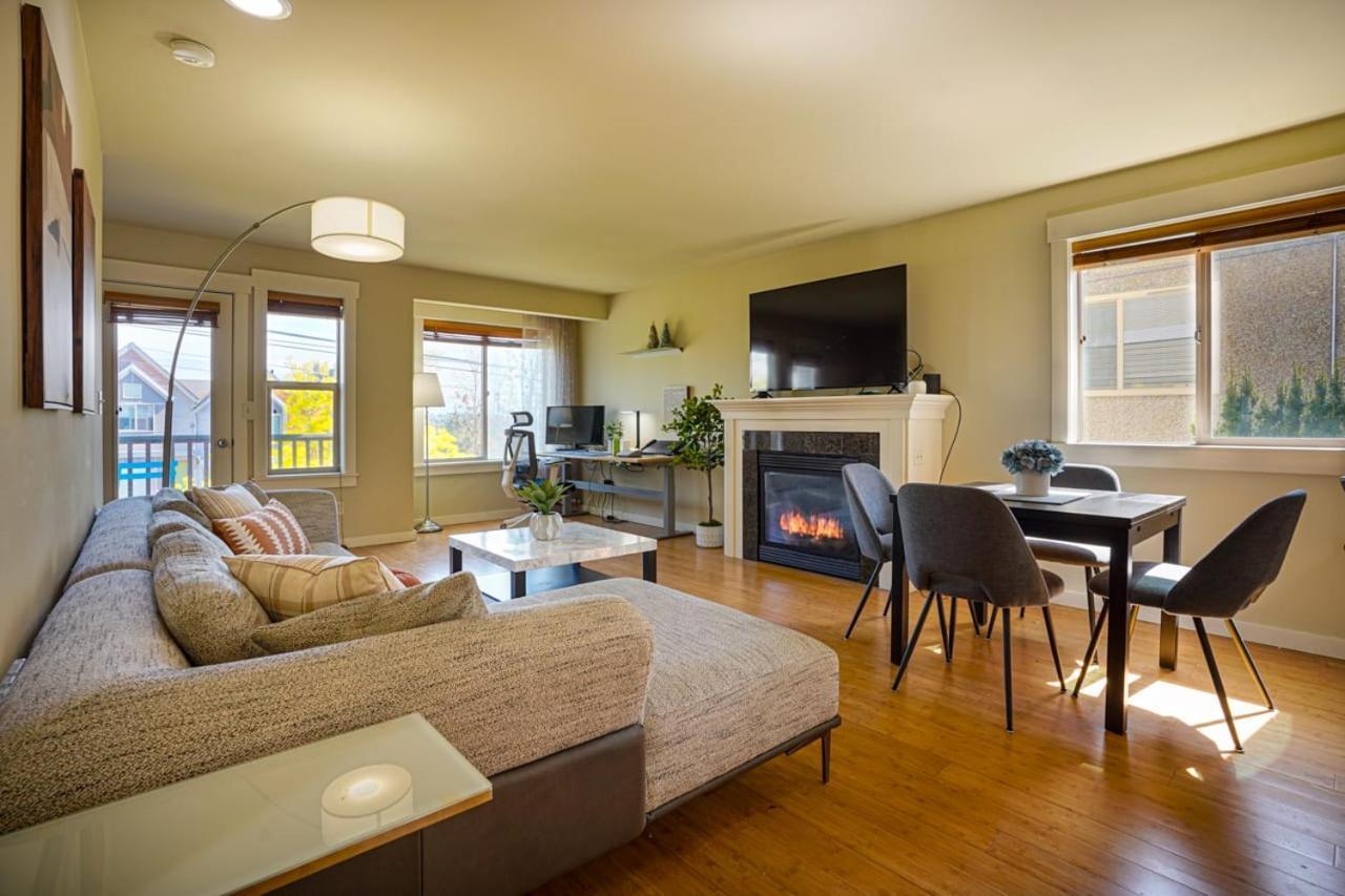 Stylish North Seattle Townhouse- Dual Master Suites Exterior photo